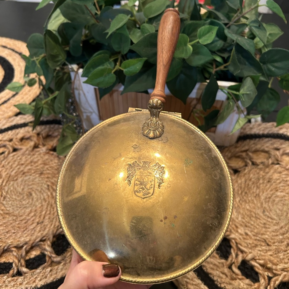 Vintage Brass Silent Butler Crumb Catcher coat of arms wooden handle made ITALY - Picture 4 of 12